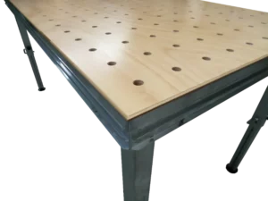 Höhenverstellbarer Arbeitstisch mit gelochter Holzplatte