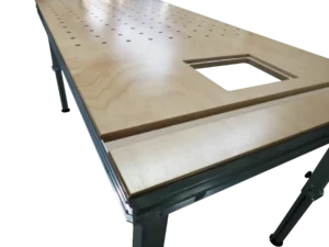 Höhenverstellbarer Montagetisch mit gelochter Holzplatte
